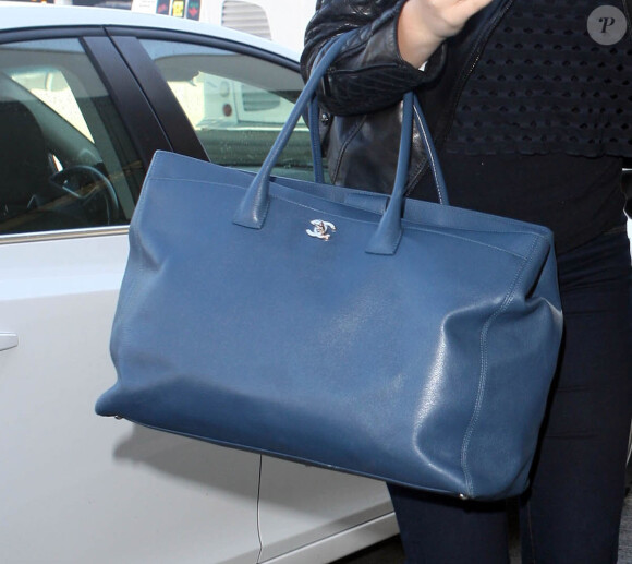 Le sac Chanel porté par Kate Upton à l'aéroport de Los Angeles, le 11 novembre 2013.