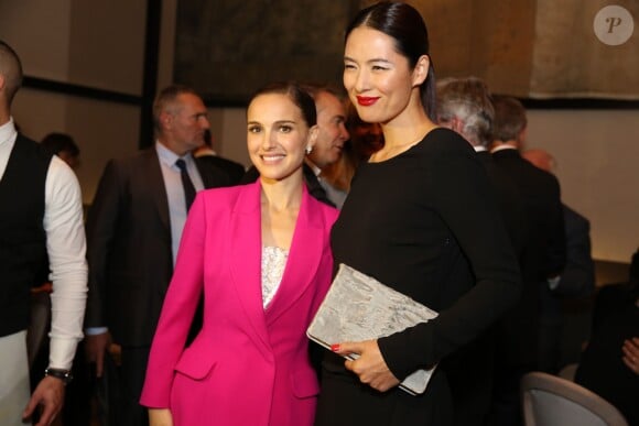 Natalie Portman et Mary Ma au vernissage de l'exposition Miss Dior au Grand Palais. Le 12 novembre 2013. L'exposition se tient du 13 au 25 novembre 2013