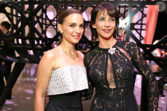 Natalie Portman et la divine Sophie Marceau au vernissage de l'exposition Miss Dior au Grand Palais. Le 12 novembre 2013. L'exposition se tient du 13 au 25 novembre 2013