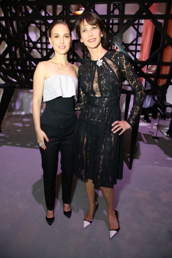 Natalie Portman et Sophie Marceau au vernissage de l'exposition Miss Dior au Grand Palais. Le 12 novembre 2013. L'exposition se tient du 13 au 25 novembre 2013
