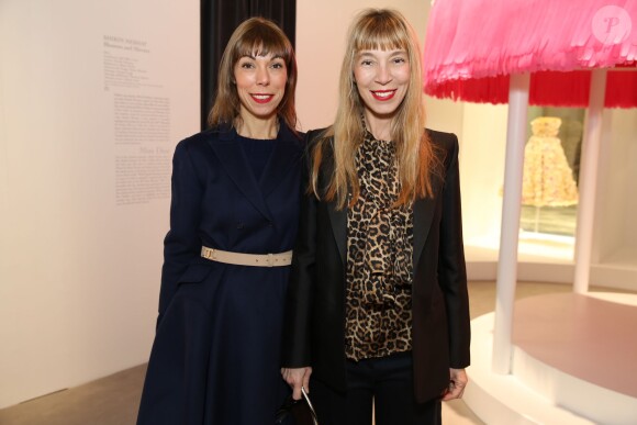 Mathilde Meyer et Victoire de Castellane au vernissage de l'exposition Miss Dior au Grand Palais. Le 12 novembre 2013. L'exposition se tient du 13 au 25 novembre 2013