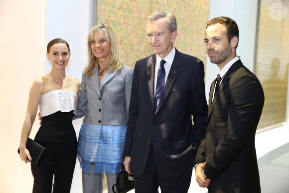 Natalie Portman et Benjamin Millepied entourent Bernard Arnault et son épouse Hélène au vernissage de l'exposition Miss Dior au Grand Palais. Le 12 novembre 2013. L'exposition se tient du 13 au 25 novembre 2013