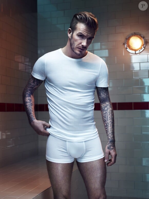 David Beckham en t-shirt et boxer blanc issus de la collection Holiday 2013 de David Beckham Bodywear.
