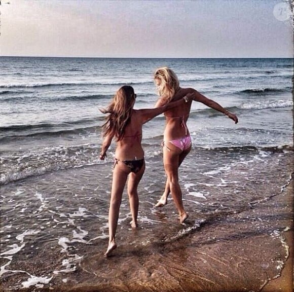 Bar Refaeli et une amie, détendues sur une plage à Israël.