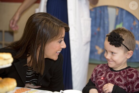 La princesse Marie de Danemark visite un hôpital pour enfants et prend le thé avec eux à Sonderborg, le 12 novembre 2013.