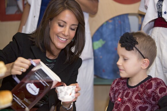 La princesse Marie de Danemark visite un hôpital pour enfants et prend le thé avec eux à Sonderborg, le 12 novembre 2013.