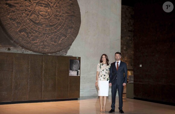 Prince Frederik et Princesse Mary de Danemark visitent le musée d'anthropologie à Mexico le 11 novembre 2013.