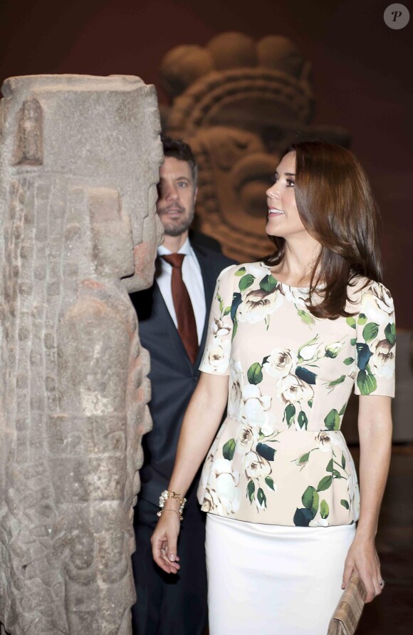Prince Frederik et Princesse Mary de Danemark visitent le musée d'anthropologie à Mexico le 11 novembre 2013.