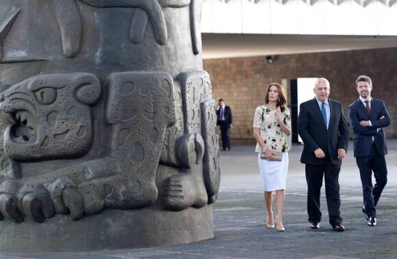 Prince Frederik et Princesse Mary de Danemark visitent le musée d'anthropologie à Mexico le 11 novembre 2013.