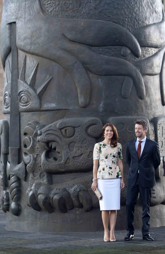 Prince Frederik et Princesse Mary de Danemark visitent le musée d'anthropologie à Mexico le 11 novembre 2013.