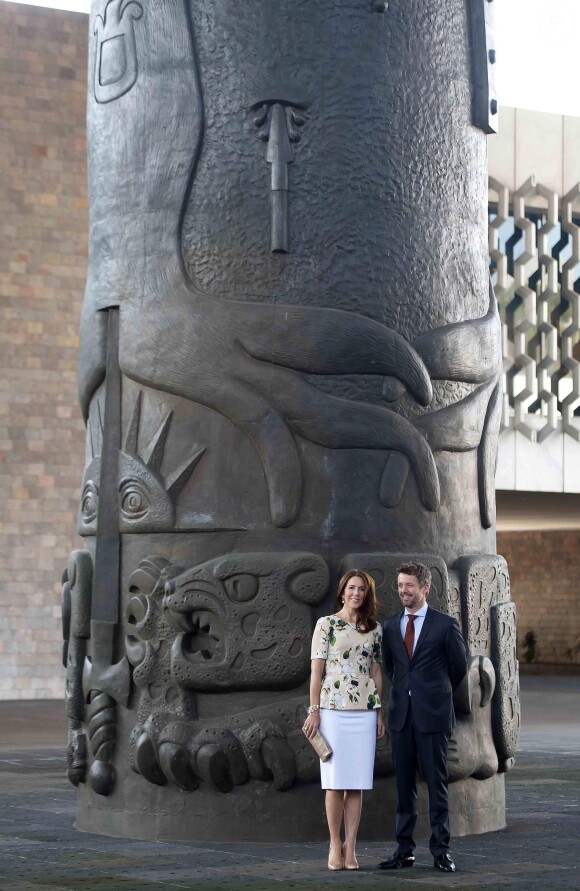 Prince Frederik et Princesse Mary de Danemark visitent le musée d'anthropologie à Mexico le 11 novembre 2013.