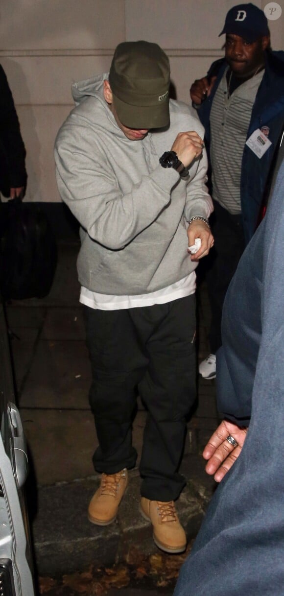 Eminem quitte les Maida Vale Studios à Londres. Le 13 novembre 2013.