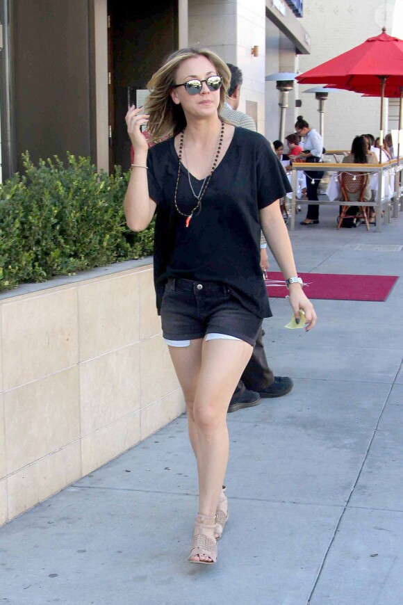 Kaley Cuoco lors d'un déjeuner avec ses parents et sa soeur Briana chez Porta Via à Beverly Hills, le 14 novembre 2013