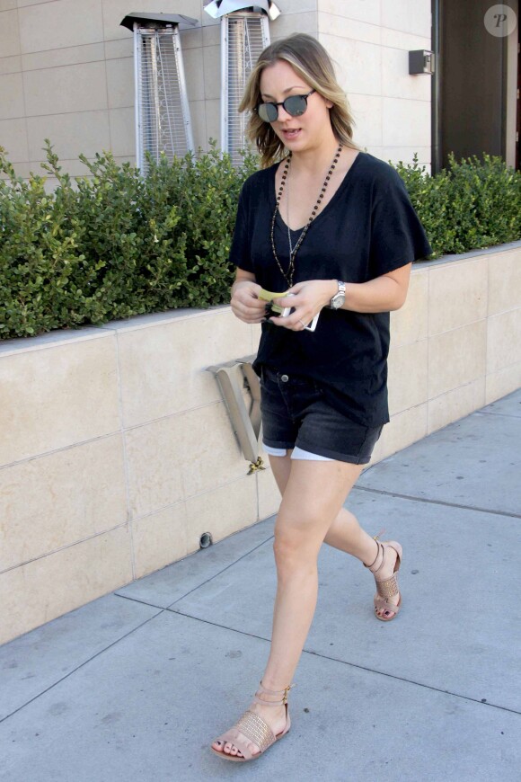 Kaley Cuoco lors d'un déjeuner avec ses parents et sa soeur Briana chez Porta Via à Beverly Hills, le 14 novembre 2013