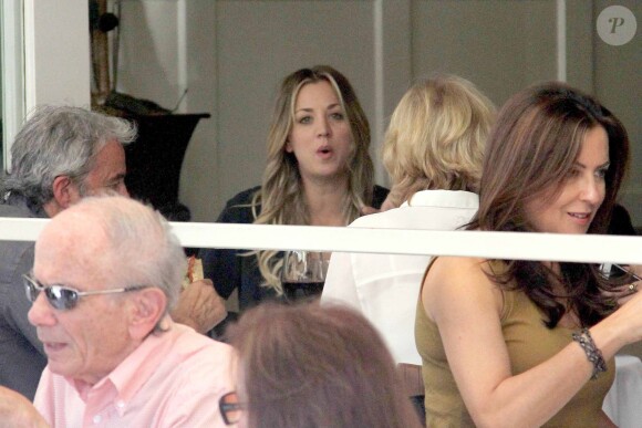 Kaley Cuoco lors d'un déjeuner avec ses parents et sa soeur Briana chez Porta Via à Beverly Hills, le 14 novembre 2013