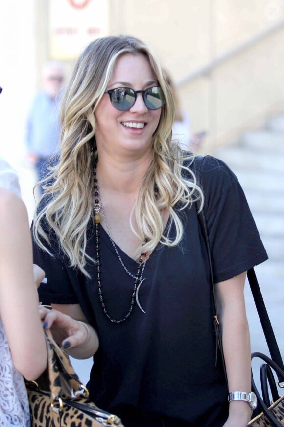 Kaley Cuoco lors d'un déjeuner avec ses parents et sa soeur Briana chez Porta Via à Beverly Hills, le 14 novembre 2013