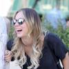 Kaley Cuoco rayonnante et épanouie lors d'un déjeuner avec ses parents et sa soeur Briana chez Porta Via à Beverly Hills, le 14 novembre 2013