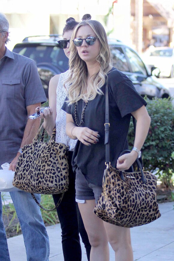 Kaley Cuoco lors d'un déjeuner avec ses parents et sa soeur Briana chez Porta Via à Beverly Hills, le 14 novembre 2013