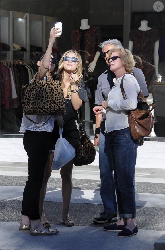 Kaley Cuoco lors d'un déjeuner avec ses parents et sa soeur Briana chez Porta Via à Beverly Hills, le 14 novembre 2013