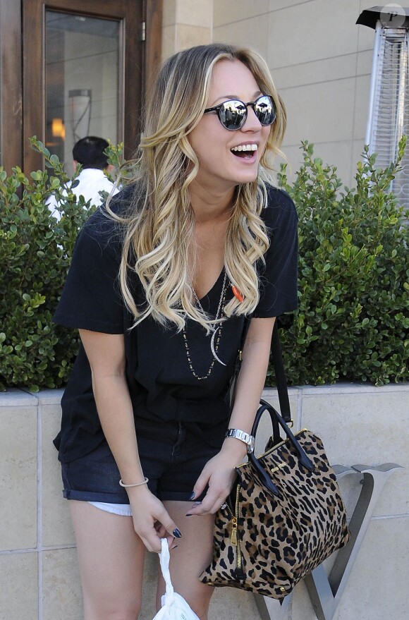 Kaley Cuoco lors d'un déjeuner avec ses parents et sa soeur Briana chez Porta Via à Beverly Hills, le 14 novembre 2013