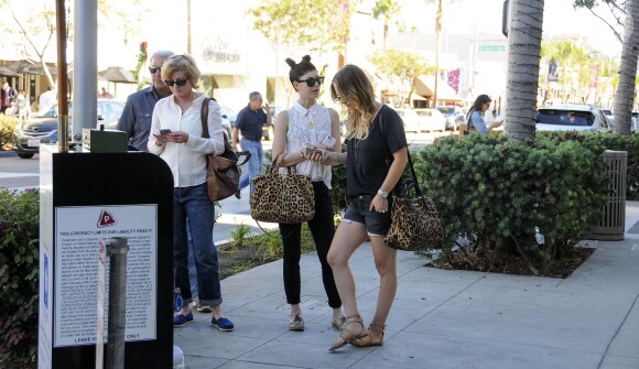 Kaley Cuoco lors d'un déjeuner avec ses parents et sa soeur Briana chez Porta Via à Beverly Hills, le 14 novembre 2013