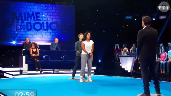 La chanteuse Amel Bent dans Vendredi tout est permis, le 15 novembre 2013 sur TF1.