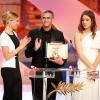 Léa Seydoux, Abdellatif Kechiche et Adèle Exarchopoulos recoivent leur palme d'or pour "La vie d'Adèle", à Cannes le 26 mai 2013.
