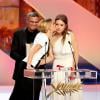 Léa Seydoux, Abdellatif Kechiche et Adèle Exarchopoulos recoivent leur palme d'or pour "La vie d'Adèle", à Cannes le 26 mai 2013.