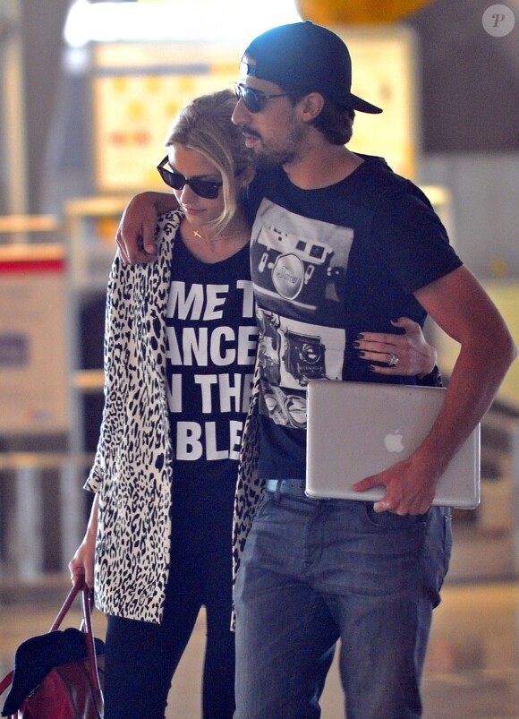 Exclusif - Sami Khedira et sa jolie compagne Lena Gercke à l'aéroport de Madrid le 6 novembre 2013.
