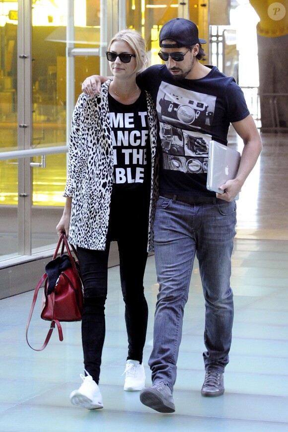 Exclusif - Le footballeur Sami Khedira et sa jolie compagne Lena Gercke à l'aéroport de Madrid le 6 novembre 2013.