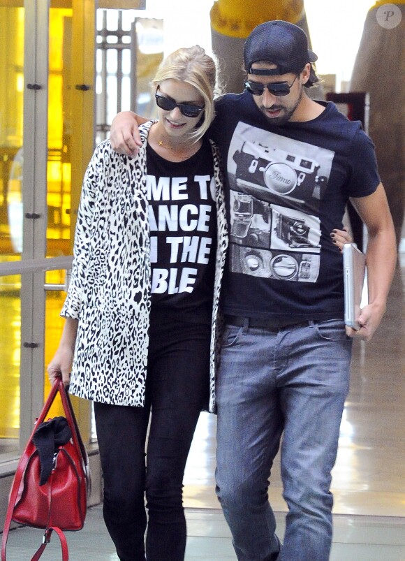 Exclusif - Le footballeur Sami Khedira et sa compagne Lena Gercke à l'aéroport de Madrid le 6 novembre 2013.