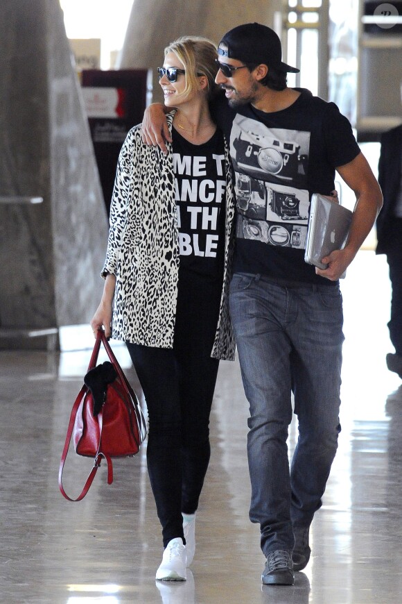 Exclusif - Sami Khedira et la sublime Lena Gercke à l'aéroport de Madrid le 6 novembre 2013.
