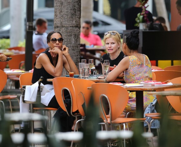 Barbara Feltus lors d'une pause déjeuner avec deux amies dans un restaurant de Miami, le 5 novembre 2013