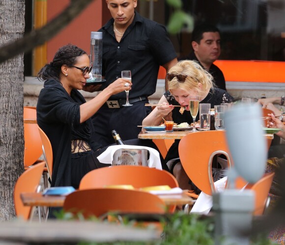 Barbara Feltus, heureuse lors d'une pause déjeuner avec deux amies dans un restaurant de Miami, le 5 novembre 2013
