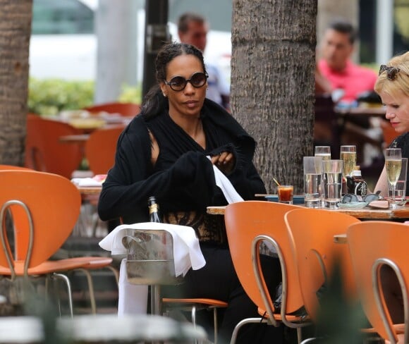 Barbara Feltus avait le sourire lors d'une pause déjeuner avec deux amies dans un restaurant de Miami, le 5 novembre 2013