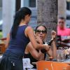 Barbara Feltus s'offre un petit verre de champagne lors d'une pause déjeuner avec deux amies dans un restaurant de Miami, le 5 novembre 2013