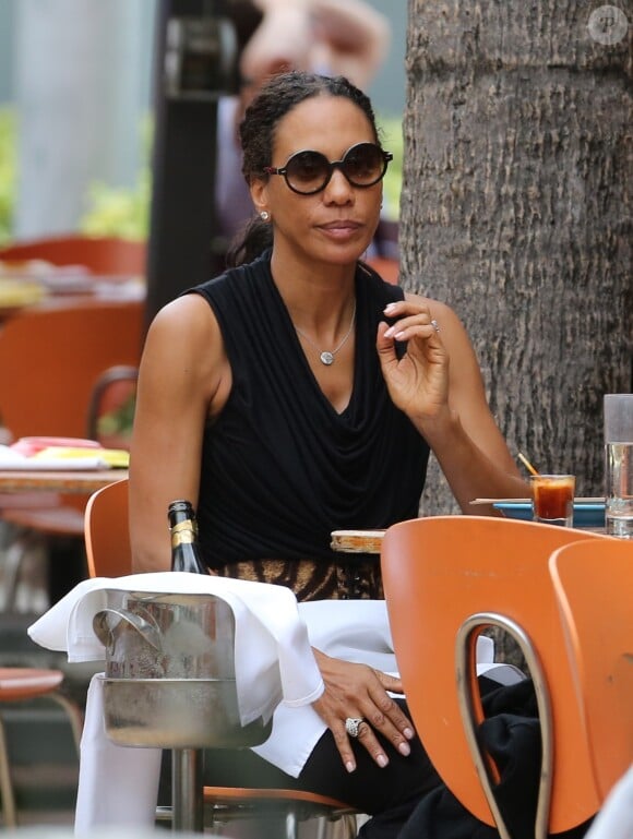 Barbara Feltus semblait avoir la tête ailleurs lors d'une pause déjeuner avec deux amies dans un restaurant de Miami, le 5 novembre 2013