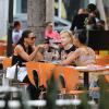 Barbara Feltus lors d'une pause déjeuner avec deux amies dans un restaurant de Miami, le 5 novembre 2013