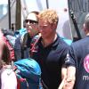 Le prince Harry et son équipe avec qui il affrontera le Pôle Sud pour l'association Walking With The Dead lors de son arrivée au Cap en Afrique du Sud le 18 novembre 2013