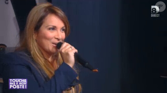 Hélène Ségara, le visage un peu déformé, mais visiblement rayonnante dans Touche pas à mon poste sur D8 le lundi 18 novembre 2013