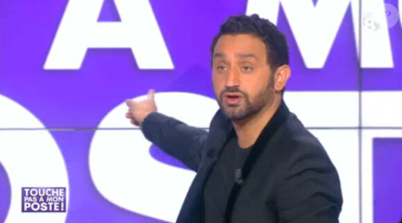 Hélène Ségara, le visage un peu déformé, mais visiblement rayonnante dans Touche pas à mon poste sur D8 le lundi 18 novembre 2013