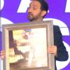 Cyril Hanouna remet un disque de platine à Hélène Ségara, le visage un peu déformé, mais visiblement rayonnante dans Touche pas à mon poste sur D8 le lundi 18 novembre 2013