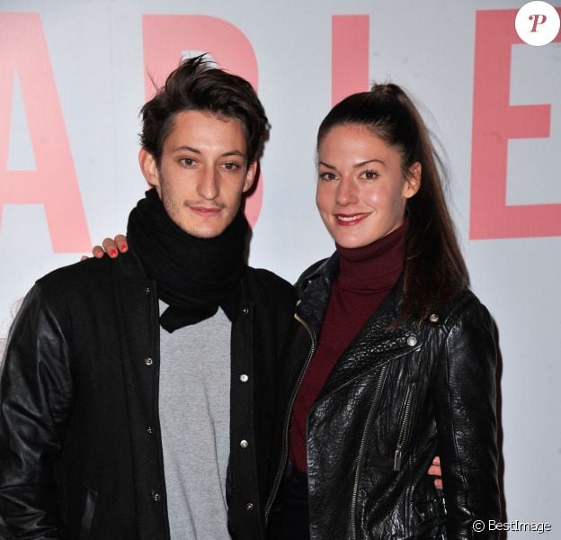Pierre Niney et sa compagne Natasha Andrews à la première du film Les Garçons et Guillaume, à table ! au Gaumont Opéra à Paris, le 18 novembre 2013.