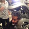 Cyril Hanouna au salon de coiffure de Franck Provost afin de procéder à sa décoloration, après avoir perdu son pari dans Touche pas à mon poste. A Paris le mercredi 20 novembre 2013.