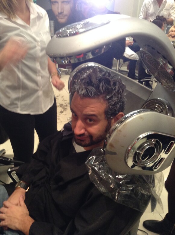 Cyril Hanouna au salon de coiffure de Franck Provost afin de procéder à sa décoloration, après avoir perdu son pari dans Touche pas à mon poste. A Paris le mercredi 20 novembre 2013.