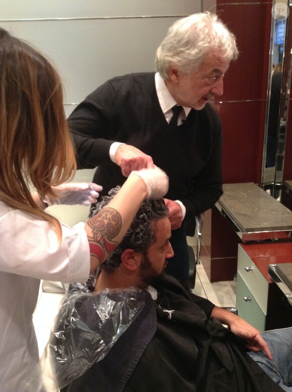 Cyril Hanouna au salon de coiffure de Franck Provost afin de procéder à sa décoloration, après avoir perdu son pari dans Touche pas à mon poste. A Paris le mercredi 20 novembre 2013.