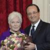 François Hollande a remis à Line Renaud les insignes de grand officier de la Légion d'honneur, lors d'une cérémonie au palais de l'Élysée à Paris, le 21 novembre 2013.