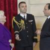 François Hollande a remis à Line Renaud les insignes de grand officier de la Légion d'honneur, lors d'une cérémonie au palais de l'Élysée à Paris, le 21 novembre 2013.