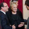 Le président François Hollande salue Anne Le Nen la compagne de Muriel Robin lors de la décoration de Line Renaud à l'Elysée le 32 novembre 2013