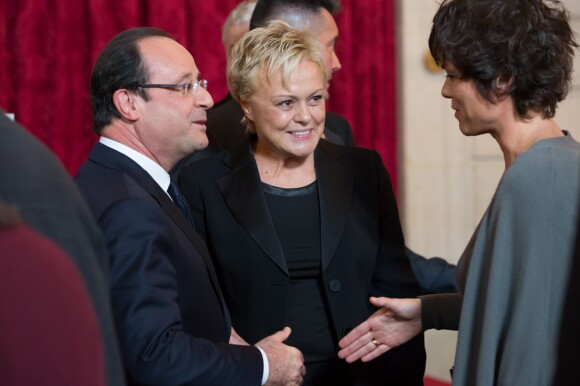 Le président François Hollande salue Anne Le Nen la compagne de Muriel Robin lors de la décoration de Line Renaud à l'Elysée le 32 novembre 2013